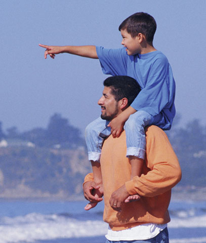hisp-dad-son-on-shoulders-beach
