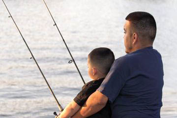hisp-dad-son-fishing