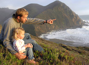 dad-preschool-daughter-looking-over-ocean