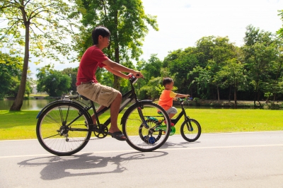asian-dad-preschool-son-riding-bikes
