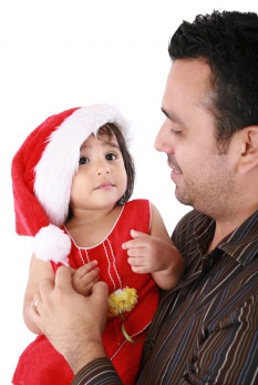 hisp-dad-holding-preschool-daughter-christmas.
