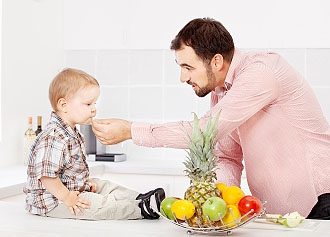 dad-feeding-preschool-son-kitchen